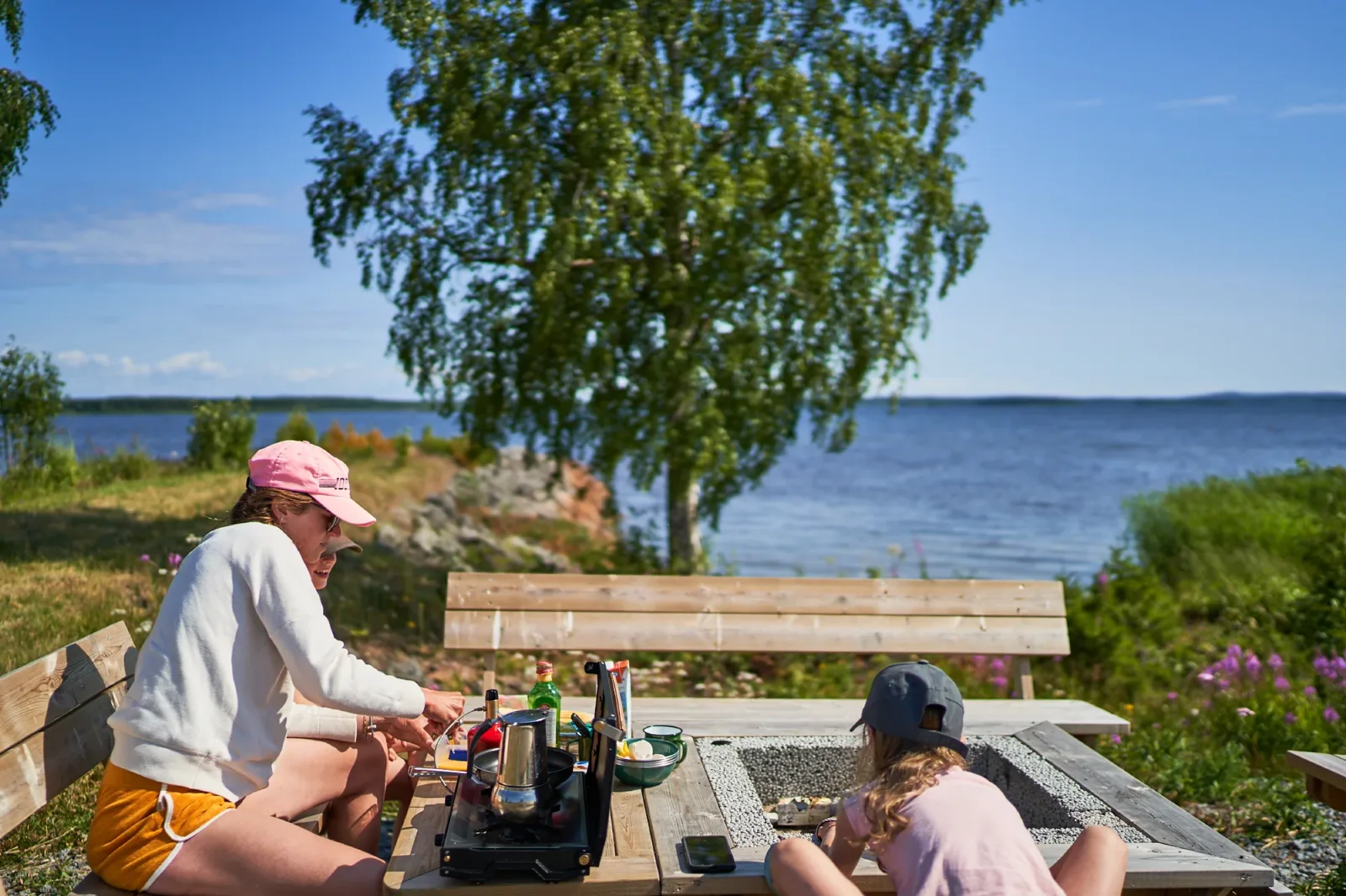 Mascarpone-pannekoeken picknick aan de Botnische kust tegen de grens met Finland.